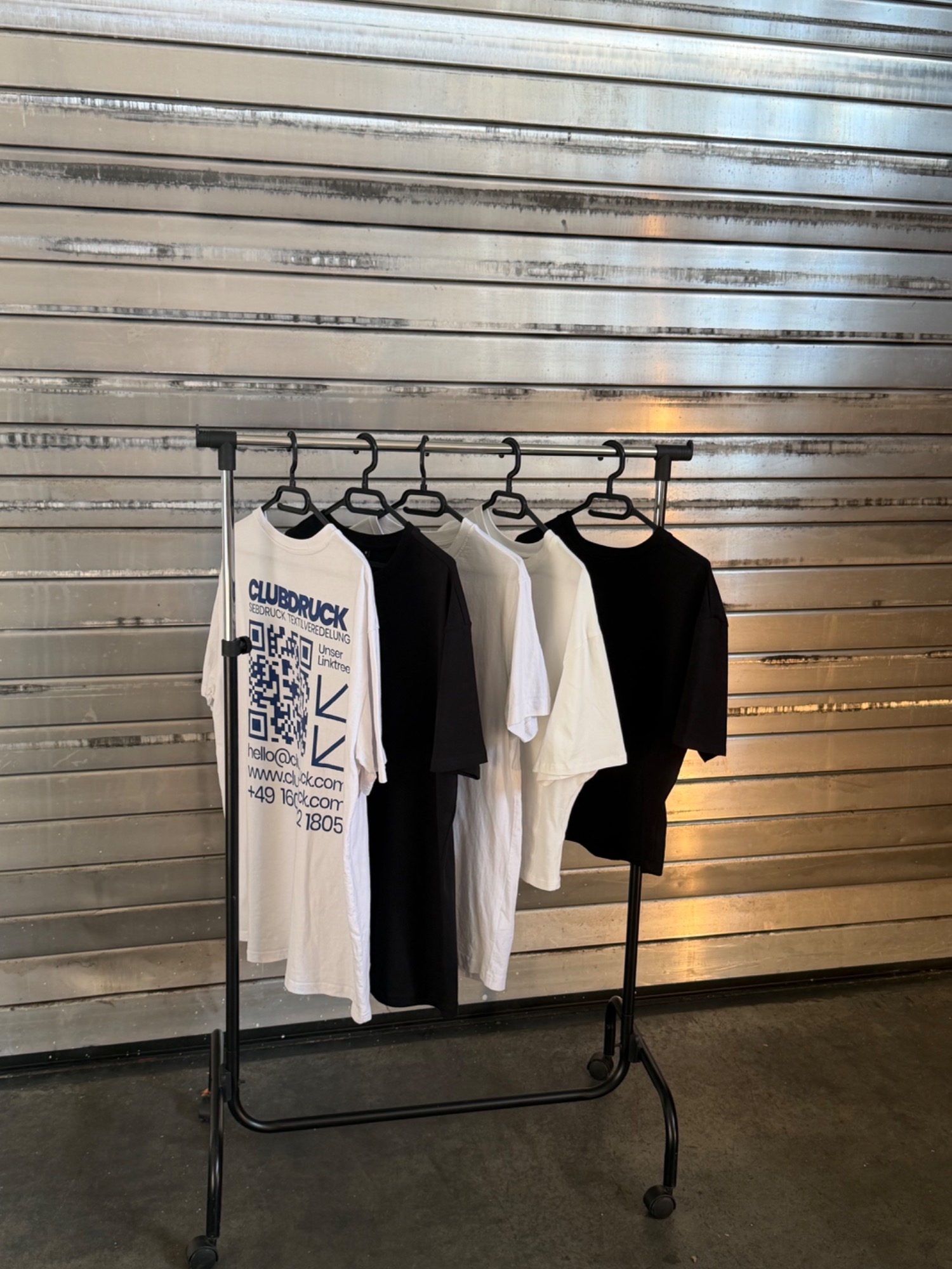 Einige fertige Projekte Shirts auf Kleiderständer