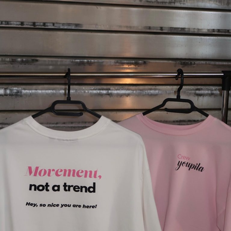 Mehrfarbiger Siebdruck auf bunten Shirts aus Düsseldorf