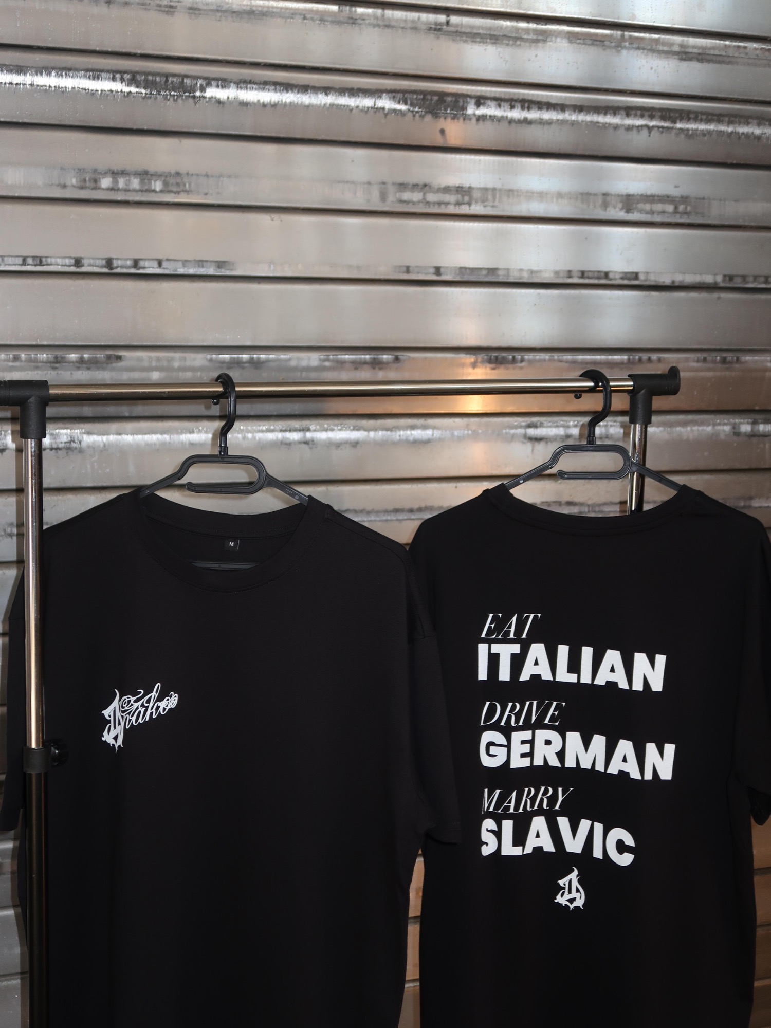 Frontprint und Backprint Shirts an Kleiderständer