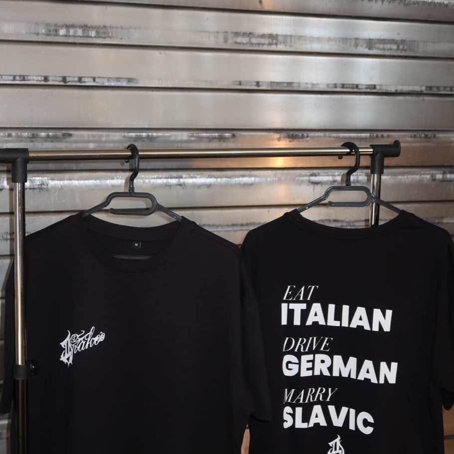 "Drako" Schriftzug in Weiss T-shirts mit einfarbigem Druck